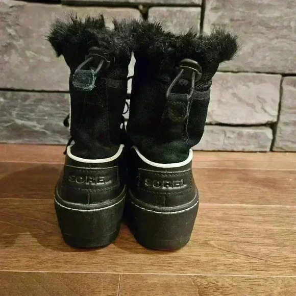 Sorel Black Lace Up Winter Boots with Fur Lining - Picture 4 of 8